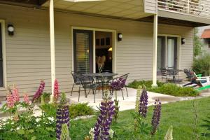 Vườn quanh Ground Floor on River Trail, Walk to Ski condo