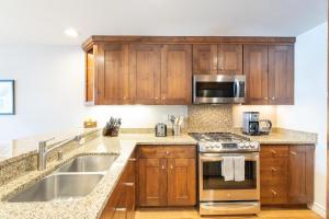 Η κουζίνα ή μικρή κουζίνα στο Slopeside Paradise Penthouse at Lift 7, Views, Fireplace, Deck, Hot Tub condo