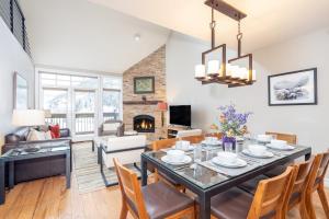 Η κουζίνα ή μικρή κουζίνα στο Slopeside Paradise Penthouse at Lift 7, Views, Fireplace, Deck, Hot Tub condo