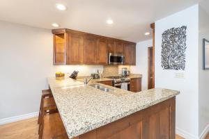 Η κουζίνα ή μικρή κουζίνα στο Slopeside Paradise Penthouse at Lift 7, Views, Fireplace, Deck, Hot Tub condo