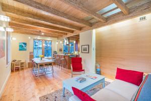 Χώρος καθιστικού στο Three-Bedroom House