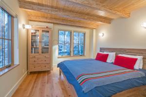 Ένα ή περισσότερα κρεβάτια σε δωμάτιο στο Three-Bedroom House