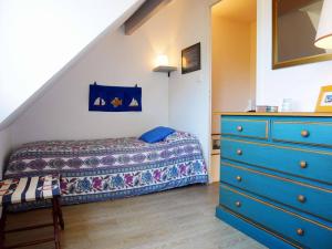 Un dormitorio con una cómoda azul y una cama en Appartement La Trinité-sur-Mer, 3 pièces, 4 personnes - FR-1-477-157, en La Trinité-sur-Mer