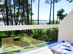 una vista desde el balcón de una casa en Appartement La Trinité-sur-Mer, 3 pièces, 4 personnes - FR-1-477-157, en La Trinité-sur-Mer