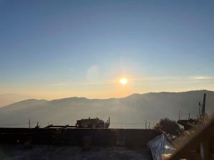 vista para o pôr-do-sol sobre as montanhas em Aradhya Apartments em Darjeeling