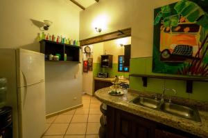 a kitchen with a sink and a refrigerator at Villa Cococaribic Isla Margarita Venezuela in Paraguchi