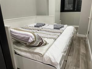- 2 lits avec des oreillers dans une chambre dans l'établissement Alisa Novi Beograd, à Bežanija