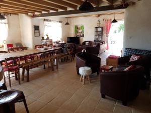Saint-Appolinaire的住宿－Le domaine des Terres，客厅配有大桌子和椅子