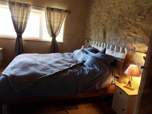 Łóżko lub łóżka w pokoju w obiekcie Le domaine des Terres