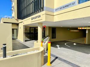 pusty parking przed budynkiem w obiekcie Sixty Six Boutique Apartments w mieście Hobart