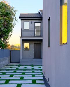 une maison avec une passerelle devant elle dans l'établissement New Luxury Home with DTLA Views - Ideal for Groups, à Los Angeles