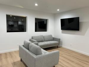 salon z kanapą i krzesłem w obiekcie New Luxury Home with DTLA Views - Ideal for Groups w Los Angeles