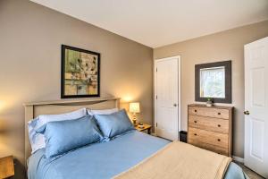 een slaapkamer met een blauw bed en een dressoir bij Laptop-Friendly Lexington Condo with Free WiFi in Lexington