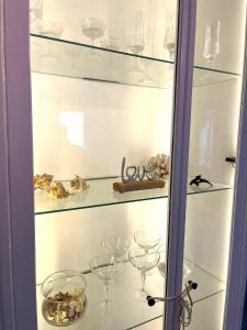 a glass cabinet with wine glasses on it at Wohnung m. eigener Terrasse u. Zugang, Hamburg-nah in Ahrensburg