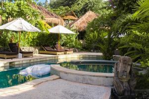 basen ze statuą obok ośrodka w obiekcie Le Yanandra Bali Resort w mieście Jimbaran