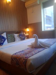 En eller flere senge i et værelse på Hotel The Rotisserie By WB Inn
