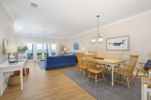 une salle à manger et un salon avec une table et des chaises dans l'établissement Waterfront luxury Villa 54 with sunset views and boat slip townhouse, à Marathon