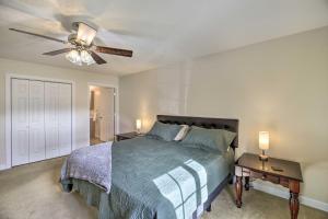 - une chambre avec un lit et un ventilateur de plafond dans l'établissement Laptop-Friendly Appalachian Mountain Retreat!, à Norton