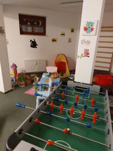 - une salle de jeux avec une table de ping-pong dans l'établissement Ferienwohnung Sweety Haus Sachsensteinblick, à Bad Sachsa