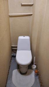 a small bathroom with a toilet in a stall at Квартира посуточно недорого in Chernihiv +1 photo