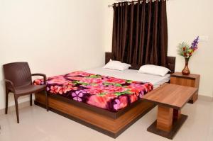 Een bed of bedden in een kamer bij Utsav Resorts By WB Inn