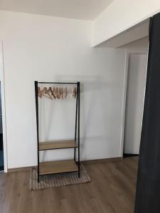 einen Spiegel in einem Zimmer mit einer weißen Wand in der Unterkunft La maison d’à côté in Troyes