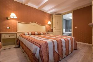 Un ou plusieurs lits dans un hébergement de l'établissement Hotel Conterie