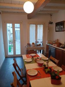 comedor con mesa y sillas y cocina en Atmosfera, en Rávena