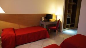 TV a/nebo společenská místnost v ubytování Garden Hotel
