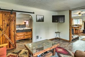 un soggiorno con un letto e un tavolo di Private La Pine Cabin Rental 30 Mi to Bend! a La Pine