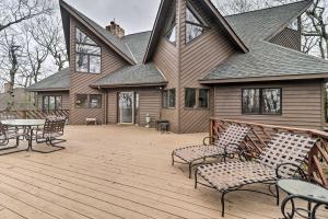 een huis met een terras met stoelen en een tafel bij Mountaintop Wintergreen Resort House with Deck in Roseland