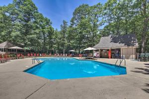een zwembad in het midden van een tuin bij Mountaintop Wintergreen Resort House with Deck in Roseland