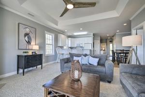 una sala de estar con un sofá y una mesa en Spacious Southport Condo with Balcony!, en Southport