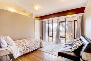 1 dormitorio con 1 cama y 1 sofá en Stylish and Serene West Friendship Hidden Gem! en Turf Valley