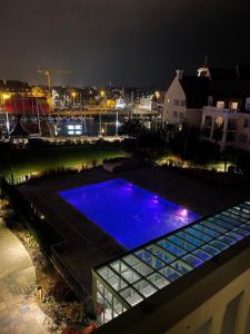 Bazén v ubytovaní Presqu île de la touques deauville N 3404 alebo v jeho blízkosti
