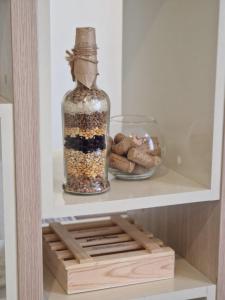 un bocal de graines et un bol de rochers sur une étagère dans l'établissement Дом, à Gyumri