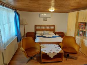 Ένα ή περισσότερα κρεβάτια σε δωμάτιο στο Orbán Apartman