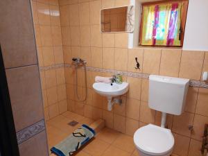 Ένα μπάνιο στο Orbán Apartman