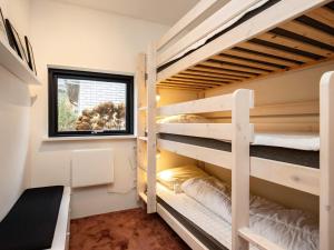 LohalsにあるHoliday home Tranekær Vの二段ベッド2台と窓が備わる客室です。