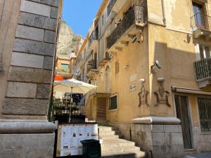 un callejón con escaleras y una sombrilla junto a un edificio en Taormina B&B, en Taormina