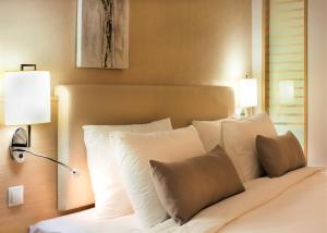 A bed or beds in a room at Park Dedeman Denizli