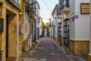 eine Gasse in einer Stadt mit Gebäuden in der Unterkunft Puerta De Aduares in Marbella