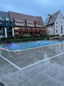 Bazén v ubytovaní Presqu île de la touques deauville N 3404 alebo v jeho blízkosti