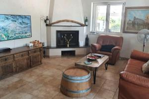 un salon avec un canapé et une table dans l'établissement Villa Nirya - Unique Trulli Resort & SPA, à Martina Franca