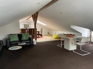 ein Wohnzimmer mit einem Sofa und einem Tisch in der Unterkunft meierstrasse in Lübeck