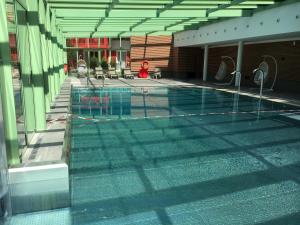 Bazén v ubytovaní Presqu île de la touques deauville N 3404 alebo v jeho blízkosti