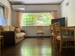 京都市にある山科車站yamashinaのリビングルーム(ソファ、テーブル付)、窓が備わります。