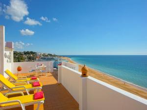 Un balcón con sillas y vistas al océano. en Inn the Beach Apartments, en Albufeira