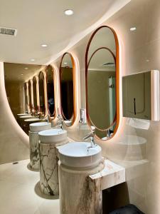 Bilik mandi di HARRIS Hotel & Conventions Gubeng