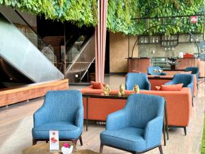 Ruang duduk di HARRIS Hotel & Conventions Gubeng